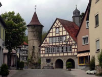 Das Foto basiert auf dem Bild "Rathaus mit Schimmelturm" aus dem zentralen Medienarchiv Wikimedia Commons und steht unter der GNU-Lizenz für freie Dokumentation. Der Urheber des Bildes ist Ssch.