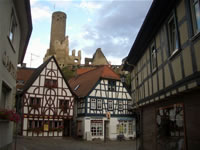 Das Foto basiert auf dem Bild "Burg Eppstein und der Wernerplatz im Zentrum der Altstadt" aus dem zentralen Medienarchiv Wikimedia Commons und steht unter der GNU-Lizenz für freie Dokumentation. Der Urheber des Bildes ist Michael König.