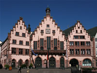 Das Bild basiert auf dem Bild: "Der Römer ist Frankfurts Rathaus und Wahrzeichen" aus dem zentralen Medienarchiv Wikimedia Commons und wurde unter den Bedingungen der Creative Commons "Namensnennung-Weitergabe unter gleichen Bedingungen 3.0 Unported"-Lizenz veröffentlicht. Der Urheber des Bildes ist Thomas Wolf.