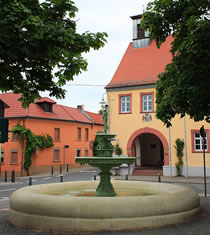 Marktbrunnen Schwabenheim mit Rathaus