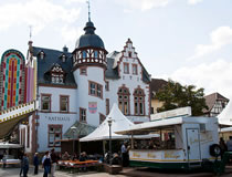Rathaus und Marktplatz während des Jahrmarktes
