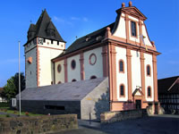 Das Bild basiert auf dem Bild: "Die Kirche in Mardorf" aus dem zentralen Medienarchiv Wikimedia Commons. Diese Datei ist unter der Creative Commons-Lizenz Namensnennung-Weitergabe unter gleichen Bedingungen 2.5 US-amerikanisch (nicht portiert) lizenziert. Der Urheber des Bildes ist Andreas Trepte.