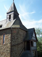 Das Foto basiert auf dem Bild "Die alte Kirche in Friedensdorf" aus dem zentralen Medienarchiv Wikimedia Commons. Diese Datei ist unter der Creative Commons-Lizenz Namensnennung-Weitergabe unter gleichen Bedingungen 2.5 US-amerikanisch (nicht portiert) lizenziert. Der Urheber des Bildes ist Thomas Damm.