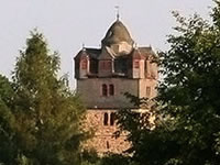 Das Bild basiert auf dem Bild: "Turm der ev. Kirche Fronhausen" aus dem zentralen Medienarchiv Wikimedia Commons. Diese Datei ist unter der Creative Commons-Lizenz Namensnennung-Weitergabe unter gleichen Bedingungen 3.0 Unported lizenziert. Der Urheber des Bildes ist Timo Sack.