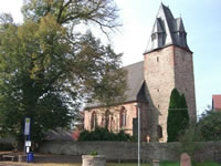 Das Foto basiert auf dem Bild "Wehrkirche im Ortsteil Wenkbach" aus der freien Enzyklopädie Wikipedia. Diese Datei ist unter der Creative Commons-Lizenz Namensnennung-Weitergabe unter gleichen Bedingungen 3.0 Unported lizenziert. Der Urheber des Bildes ist Stefan Weisbrod.