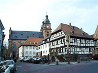 Das Foto basiert auf dem Bild "Pfarrkirche St. Gangolf in Amorbach" aus dem zentralen Medienarchiv Wikimedia Commons und steht unter der GNU-Lizenz für freie Dokumentation. Der Urheber des Bildes ist presse03.