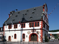 Das Foto basiert auf dem Bild "Das historische Rathaus von Bürgstadt" aus dem zentralen Medienarchiv Wikimedia Commons und wurde unter den Bedingungen der Creative Commons "Namensnennung-Weitergabe unter gleichen Bedingungen 3.0 Unported"-Lizenz veröffentlicht. Der Urheber des Bildes ist Armin Kübelbeck.