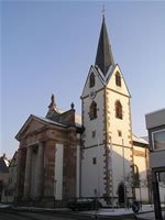 Das Foto basiert auf dem Bild "Alte Pfarrkirche" aus dem zentralen Medienarchiv Wikimedia Commons. Diese Bilddatei wurde von ihrem Urheber zur uneingeschränkten Nutzung freigegeben. Diese Datei ist damit gemeinfrei („public domain“). Dies gilt weltweit. Der Urheber des Bildes ist Tilman AB.