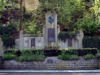 Das Foto basiert auf dem Bild "Großes Kriegerdenkmal in Hückeswagen an der Bahnhofstraße (Aufnahme Mai 2006)" aus dem zentralen Medienarchiv Wikimedia Commons und ist unter unter den Bedingungen der GNU-Lizenz für freie Dokumentation. Der Urheber des Bildes ist BangertNo.