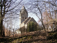 Das Foto basiert auf dem Bild "Wallfahrtskirche St. Maria Heimsuchung" aus dem zentralen Medienarchiv Wikimedia Commons und ist unter unter den Bedingungen der GNU-Lizenz für freie Dokumentation. Der Urheber des Bildes ist Hans Kadereit.