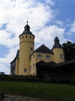 Das Foto basiert auf dem Bild "Schloss Homburg" aus dem zentralen Medienarchiv Wikimedia Commons und ist unter unter den Bedingungen der GNU-Lizenz für freie Dokumentation. Der Urheber des Bildes ist A. Schm..
