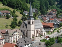 Das Foto basiert auf dem Bild "Katholische Kirche in Bad Griesbach, links daneben das Schulhaus" aus dem zentralen Medienarchiv Wikimedia Commons und ist unter der Creative Commons-Lizenz Namensnennung 3.0 Unported lizenziert. Der Urheber des Bildes ist AlbertsGerhard.