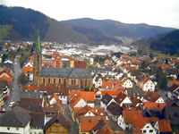 Das Foto basiert auf dem Bild "Hausach vom Schlossberg aus gesehen" aus dem zentralen Medienarchiv Wikimedia Commons. Diese Bilddatei wurde von ihrem Urheber zur uneingeschränkten Nutzung freigegeben. Diese Datei ist damit gemeinfrei („public domain“). Dies gilt weltweit. Der Urheber des Bildes ist Afr66.