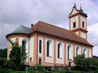 Das Foto basiert auf dem Bild "Oberwolfach/Bei der Kirche, Katholische Pfarrkirche St. Bartholomäus, Barockkirche von 1762" aus dem zentralen Medienarchiv Wikimedia Commons und steht unter der GNU-Lizenz für freie Dokumentation. Der Urheber des Bildes ist Artmax.