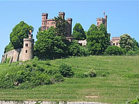 Das Foto basiert auf dem Bild "Schloss Ortenberg im Mai 2008" aus dem zentralen Medienarchiv Wikimedia Commons. Diese Bilddatei wurde von ihrem Urheber zur uneingeschränkten Nutzung freigegeben. Diese Datei ist damit gemeinfrei („public domain“). Dies gilt weltweit. Der Urheber des Bildes ist L.1951a.