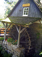 Das Foto basiert auf dem Bild "Alte Mühle am Mühlenweg" aus dem zentralen Medienarchiv Wikimedia Commons. Diese Bilddatei wurde von ihrem Urheber zur uneingeschränkten Nutzung freigegeben. Diese Datei ist damit gemeinfrei („public domain“). Dies gilt weltweit.
