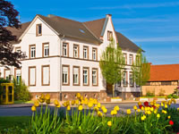 Das Foto basiert auf dem Bild "Rathaus der Gemeinde Schwanau im Ortsteil Ottenheim" aus dem zentralen Medienarchiv Wikimedia Commons und steht unter der GNU-Lizenz für freie Dokumentation. Der Urheber des Bildes ist Michael Sauer.