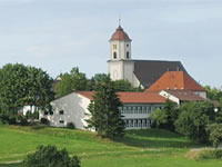 Das Foto basiert auf dem Bild "Kirche und Schule von Ellenberg" aus der freien Enzyklopädie Wikipedia und steht unter der GNU-Lizenz für freie Dokumentation. Der Urheber des Bildes ist FloSch.