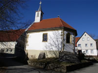 Das Foto basiert auf dem Bild "St. Jakobus Kirche, Ruppertshofen-Hohenberg, Germany" aus dem zentralen Medienarchiv Wikimedia Commons und steht unter der GNU-Lizenz für freie Dokumentation. Der Urheber des Bildes ist HolgerHw.