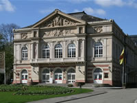 Das Foto basiert auf dem Bild "Theater Baden-Baden" aus dem zentralen Medienarchiv Wikimedia Commons und steht unter der GNU-Lizenz für freie Dokumentation. Der Urheber des Bildes ist Till Niermann.