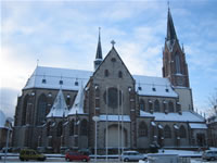 Das Foto basiert auf dem Bild "Stadtkirche St. Sebastian" aus dem zentralen Medienarchiv Wikimedia Commons und steht unter der GNU-Lizenz für freie Dokumentation. Der Urheber des Bildes ist Dr. Mottes.