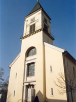 Das Foto basiert auf dem Bild "Scherzheims Weinbrenner-Kirche" aus dem zentralen Medienarchiv Wikimedia Commons und steht unter der GNU-Lizenz für freie Dokumentation. Der Urheber des Bildes ist Siddhartha Finner.