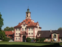 Das Foto basiert auf dem Bild "Torgebäude des Schlosses Altshausen" aus dem zentralen Medienarchiv Wikimedia Commons und steht unter der GNU-Lizenz für freie Dokumentation. Der Urheber des Bildes ist Andreas Praefcke.