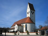 Das Foto basiert auf dem Bild "Pfarrkirche St. Johannes Evangelist & Mauritius" aus dem zentralen Medienarchiv Wikimedia Commons und steht unter der GNU-Lizenz für freie Dokumentation. Der Urheber des Bildes ist Androl.
