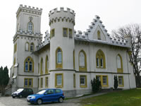 Das Foto basiert auf dem Bild "Schloss Benzenhofen" aus dem zentralen Medienarchiv Wikimedia Commons und steht unter der GNU-Lizenz für freie Dokumentation. Der Urheber des Bildes ist Andreas Praefcke.