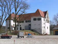Das Foto basiert auf dem Bild "Schloss Bettenreute" aus dem zentralen Medienarchiv Wikimedia Commons und steht unter der GNU-Lizenz für freie Dokumentation. Der Urheber des Bildes ist Andreas Praefcke.