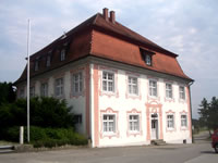 Das Foto basiert auf dem Bild "Pfarrhaus in Horgenzell" aus dem zentralen Medienarchiv Wikimedia Commons und steht unter der GNU-Lizenz für freie Dokumentation. Der Urheber des Bildes ist Andreas Praefcke.