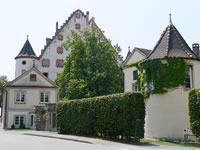 Das Foto basiert auf dem Bild "Das Alte Schloss" aus dem zentralen Medienarchiv Wikimedia Commons und steht unter der GNU-Lizenz für freie Dokumentation. Der Urheber des Bildes ist Andreas Praefcke.