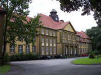 Das Foto basiert auf dem Bild "Rathaus" aus dem zentralen Medienarchiv Wikimedia Commons steht unter der GNU-Lizenz für freie Dokumentation. Der Urheber des Bildes ist Stahlkocher.