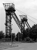 Das Foto basiert auf dem Bild "Stillgelegte Fördertürme des Auguste-Victoria-Bergwerks." aus dem zentralen Medienarchiv Wikimedia Commons steht unter der GNU-Lizenz für freie Dokumentation. Der Urheber des Bildes ist Daniel Ullrich.