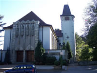 Das Foto basiert auf dem Bild "Christus-König-Kirche von Josef Franke" aus dem zentralen Medienarchiv Wikimedia Commons steht unter der GNU-Lizenz für freie Dokumentation. Der Urheber des Bildes ist Stahlkocher.