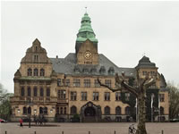 Das Foto basiert auf dem Bild "Das Rathaus von Recklinghausen" aus dem zentralen Medienarchiv Wikimedia Commons steht unter der GNU-Lizenz für freie Dokumentation. Der Urheber des Bildes ist Markus Schweiss.
