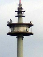 Das Bild basiert auf dem Bild: "Fernmeldeturm Großerlach" aus dem zentralen Medienarchiv Wikimedia Commons. Dieses Bild wurde durch den Autor, Timberwind auf wikipedia, in die Gemeinfreiheit übergeben. Dies gilt weltweit. Der Urheber des Bildes ist Timberwind.