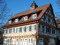 Das Bild basiert auf dem Bild: "Altes Rathaus, erbaut 1569" aus dem zentralen Medienarchiv Wikimedia Commons und steht unter der GNU-Lizenz für freie Dokumentation. Der Urheber des Bildes ist dealerofsalvation.