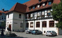 Das Foto basiert auf dem Bild "Rathaus Schlössle" aus dem zentralen Medienarchiv Wikimedia Commons und steht unter der GNU-Lizenz für freie Dokumentation. Der Urheber des Bildes ist Markus Hagenlocher.