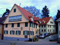 Das Foto basiert auf dem Bild "Heimatmuseum Eningen" aus dem zentralen Medienarchiv Wikimedia Commons und steht unter der GNU-Lizenz für freie Dokumentation. Der Urheber des Bildes ist Sebastian Poster.