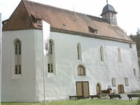 Das Foto basiert auf dem Bild "Klosterkirche in Offenhausen, heute Gestütsmuseum" aus dem zentralen Medienarchiv Wikimedia Commons. Diese Bilddatei wurde von ihrem Urheber zur uneingeschränkten Nutzung freigegeben. Diese Datei ist damit gemeinfrei („public domain“). Dies gilt weltweit. Der Urheber des Bildes ist Xocolatl.