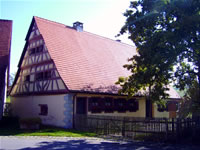 Das Foto basiert auf dem Bild "Bauernhausmuseum Ödenwaldstetten" aus dem zentralen Medienarchiv Wikimedia Commons und steht unter der GNU-Lizenz für freie Dokumentation. Der Urheber des Bildes ist Das-antiquarium.