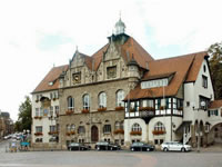 Das Foto basiert auf dem Bild "Rathaus in Alt-Bergisch Gladbach" aus dem zentralen Medienarchiv Wikimedia Commons und wurde unter der GNU-Lizenz für freie Dokumentation veröffentlicht. Der Urheber des Bildes ist J. Wellem.