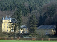 Das Foto basiert auf dem Bild "Schloss Strauweiler" aus dem zentralen Medienarchiv Wikimedia Commons und wurde unter der GNU-Lizenz für freie Dokumentation veröffentlicht. Der Urheber des Bildes ist Magnus Manske.