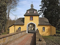 Das Foto basiert auf dem Bild "Rösrath, Schloss Eulenbroich, Torhaus" aus dem zentralen Medienarchiv Wikimedia Commons und wurde unter der GNU-Lizenz für freie Dokumentation veröffentlicht. Der Urheber des Bildes ist De Caesius (Benutzer:Caesius).