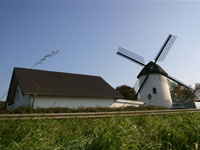 Das Foto basiert auf dem Bild "Die alte Mühle bei Elsdorf-Esch" aus dem zentralen Medienarchiv Wikimedia Commons und steht unter der GNU-Lizenz für freie Dokumentation. Der Urheber des Bildes ist Elsdorf-blog.de.