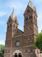 Das Foto basiert auf dem Bild "Kirche St. Germanus in Wesseling" aus dem zentralen Medienarchiv Wikimedia Commons. Diese Bilddatei wurde von ihrem Urheber zur uneingeschränkten Nutzung freigegeben. Diese Datei ist damit gemeinfrei („public domain“). Dies gilt weltweit. Der Urheber des Bildes ist Journey234.