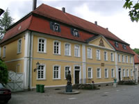 Das Foto basiert auf dem Bild "Das Friedrich-Hecker-Haus in Eichtersheim" aus dem zentralen Medienarchiv Wikimedia Commons und steht unter der GNU-Lizenz für freie Dokumentation. Der Urheber des Bildes ist Rudolf Stricker.