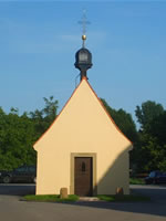 Das Foto basiert auf dem Bild "Kapelle im Oberhof (1787)" aus dem zentralen Medienarchiv Wikimedia Commons. Diese Bilddatei wurde von ihrem Urheber zur uneingeschränkten Nutzung freigegeben. Diese Datei ist damit gemeinfrei („public domain“). Dies gilt weltweit. Der Urheber des Bildes ist Pitichinaccio.