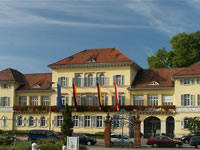 Das Foto basiert auf dem Bild "Das klassizistische Schloss in Neckarhausen" aus dem zentralen Medienarchiv Wikimedia Commons und steht unter der GNU-Lizenz für freie Dokumentation. In der Wikipedia ist eine Liste der Autoren verfügba Der Urheber des Bildes ist 2micha.